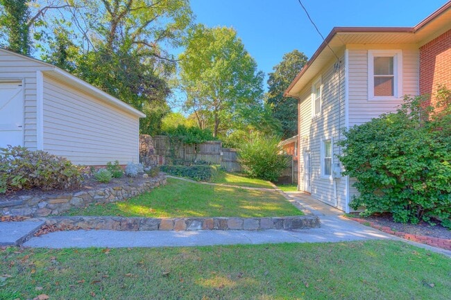 Building Photo - Grandin Court Foursquare convenient to SW City & SW Co!