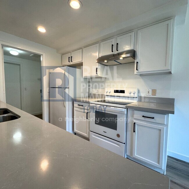 Building Photo - Yang - 334/336 (Olympic Group)