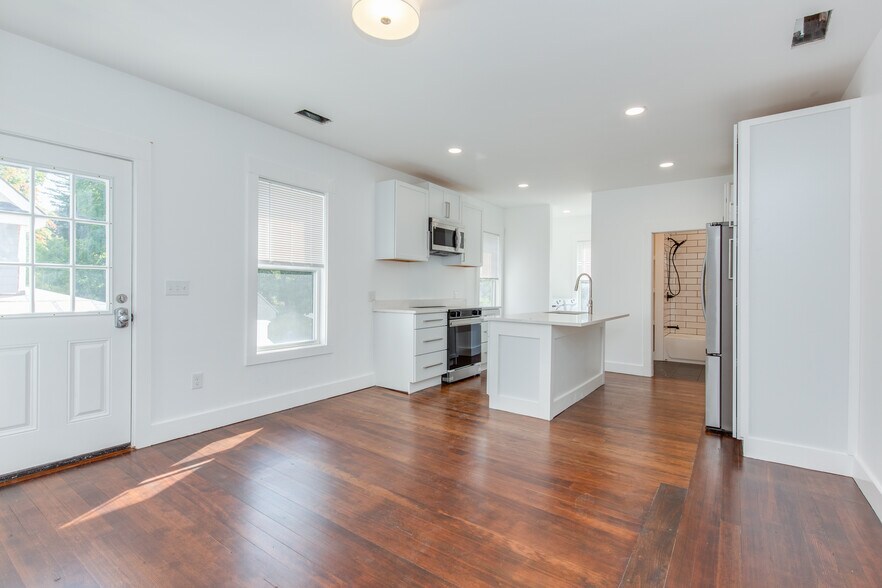 Building Photo - 10 Stark St