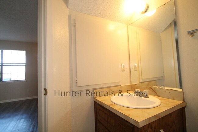 Building Photo - Rent Me Now!