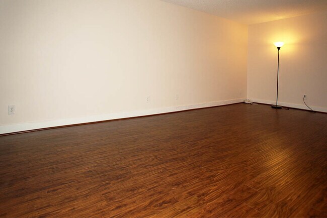 Building Photo - Large 2br/2ba - All utilities included in rent