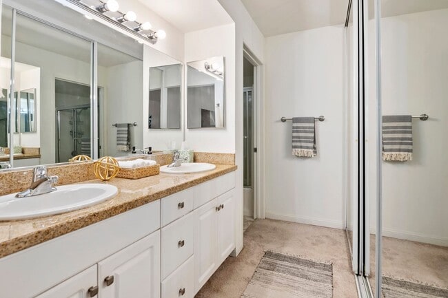 Building Photo - Great Woodland Hills Location!