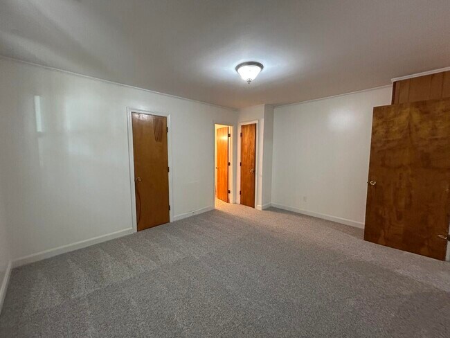 Building Photo - 326 W Hampton Ave