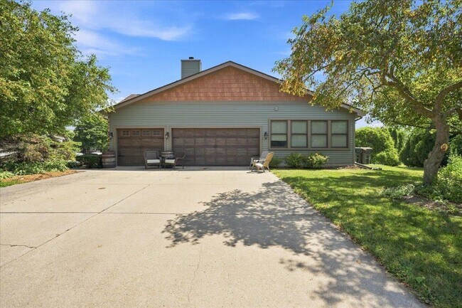 Building Photo - 911 Thomas Dr