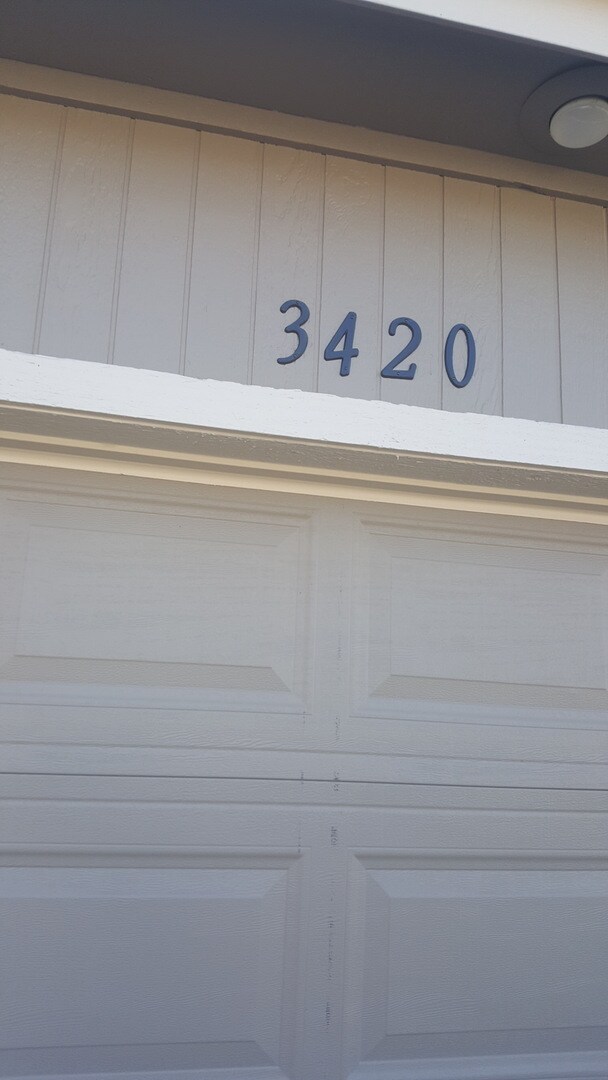 Building Photo - Great 3 Bed 2 Bath 2 Car Garage Flat Duple...