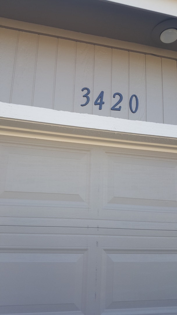 Primary Photo - Great 3 Bed 2 Bath 2 Car Garage Flat Duple...