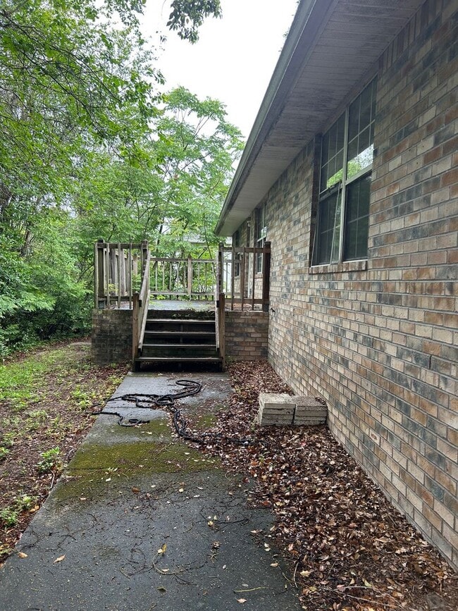 Building Photo - BEAUTIFUL BRICK 4 BEDROOM 2 BATH HOME AVAILABLE NOW CONTACT KAREN GUARDINO, REALTOR 386-747-9295