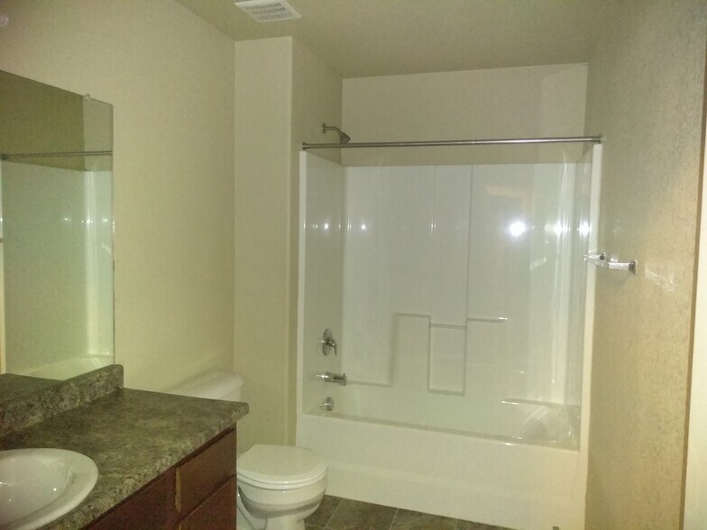 large hall bath - 3070 Harpy Grove