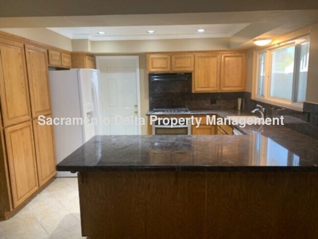 Building Photo - Spacious 3 bedroom, 2 Bath home in Citrus ...