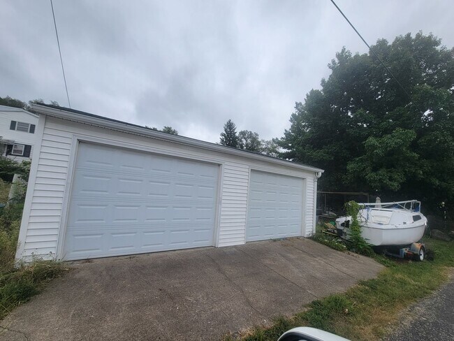 Building Photo - 2 Bedroom, 1Bath Home w/ 2 Car Garage Available Now in Peoria Heights!