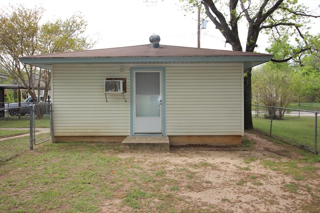 Building Photo - FOR LEASE! 1 BR - 1 BA - Frame House in We...