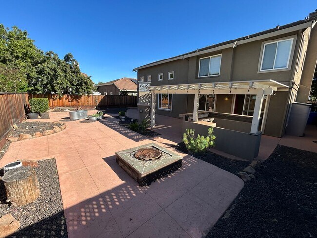 Building Photo - Spacious 4 Bed 3 Bath Home in Garin Community