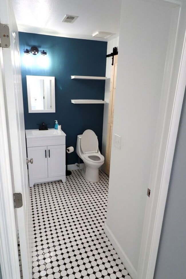 Building Photo - Newly renovated first floor condo! 2 bedrooms