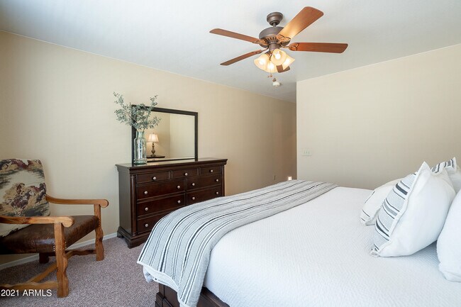 Building Photo - 1802 E Peach Tree Dr