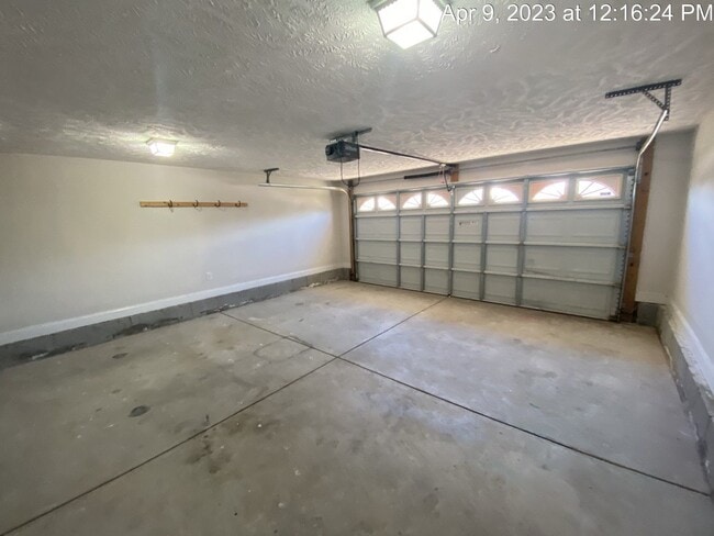 Building Photo - 2126 Queen Elizabeth Ln