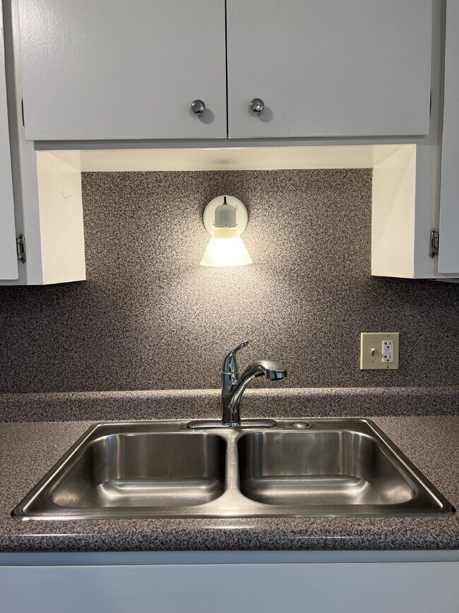 Building Photo - Charming Duplex Near Downtown Santa Rosa!