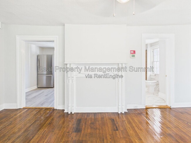 Building Photo - 932 W Beverley St