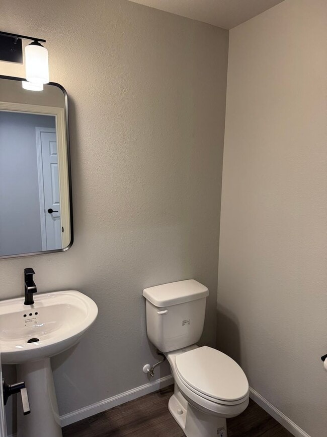 Building Photo - Modern 3-Bed Twinhome with Garage & Yard –...