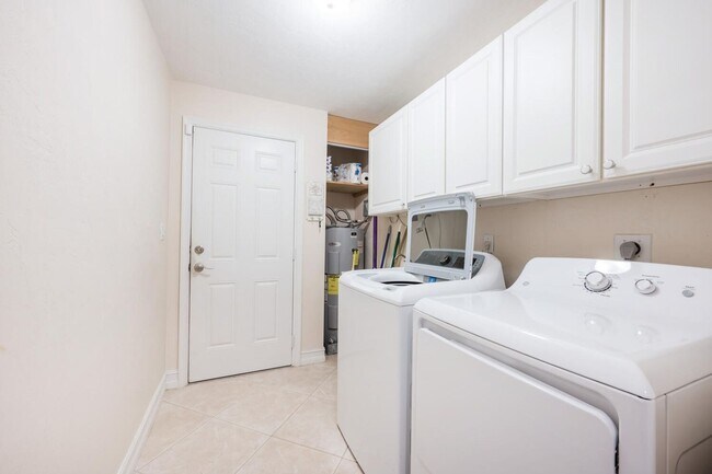 Building Photo - Hillside Home-3 bedrooms- 2 baths -2 car garage- Furnished-Available Now !