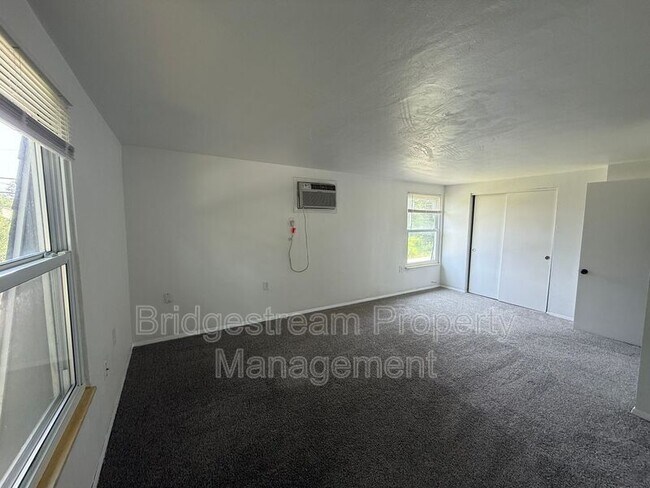 Building Photo - 146 Forest St