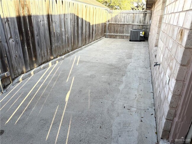Building Photo - 14 Aruba Dr