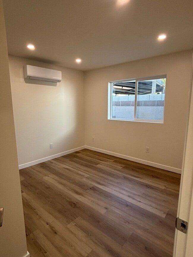 Building Photo - Contemporary 3 Bedroom Duplex with Washer Dryer and Mini Split AC