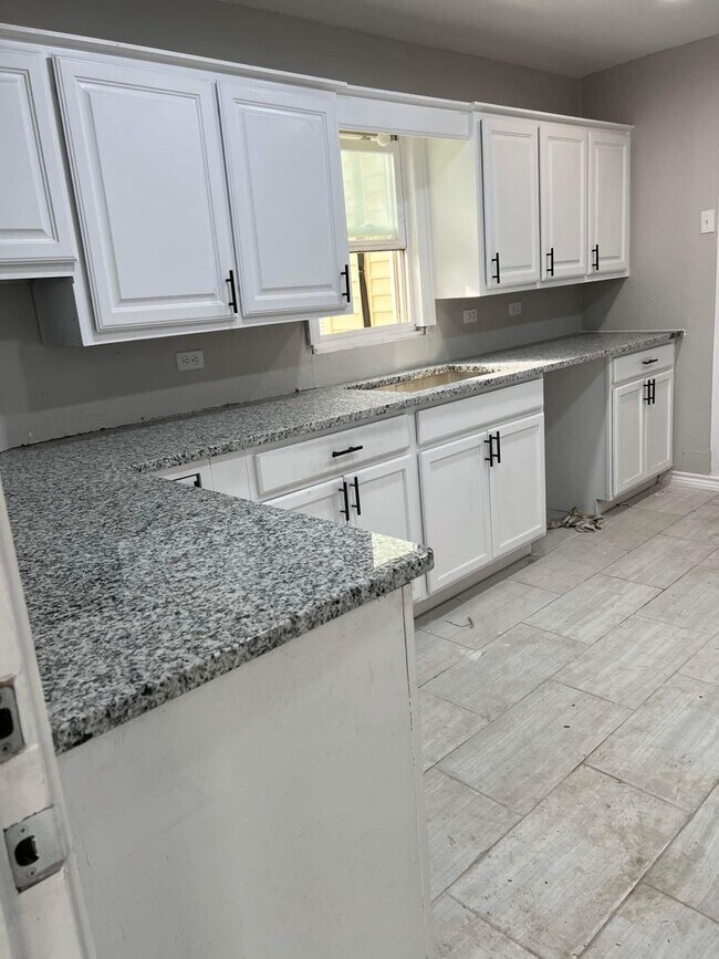 Building Photo - 4 Bed 2 Bath LARGE Home FOR RENT
