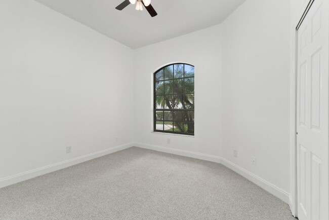Building Photo - 435 SW Jefferson Cir