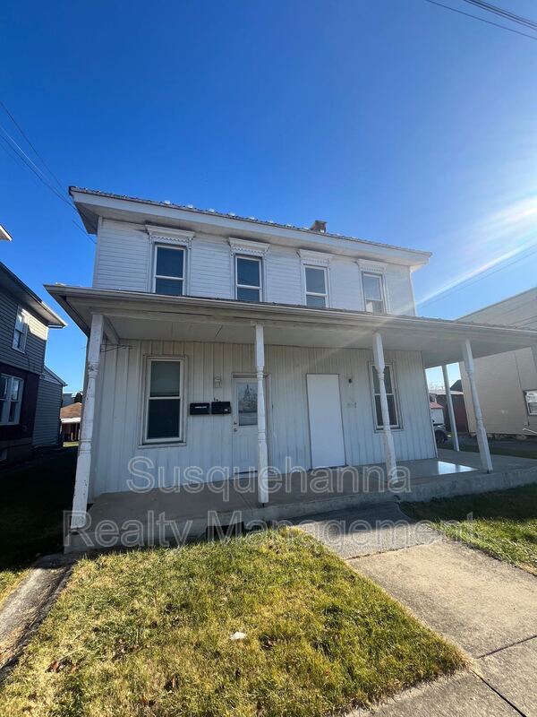 Building Photo - 122 N Center St