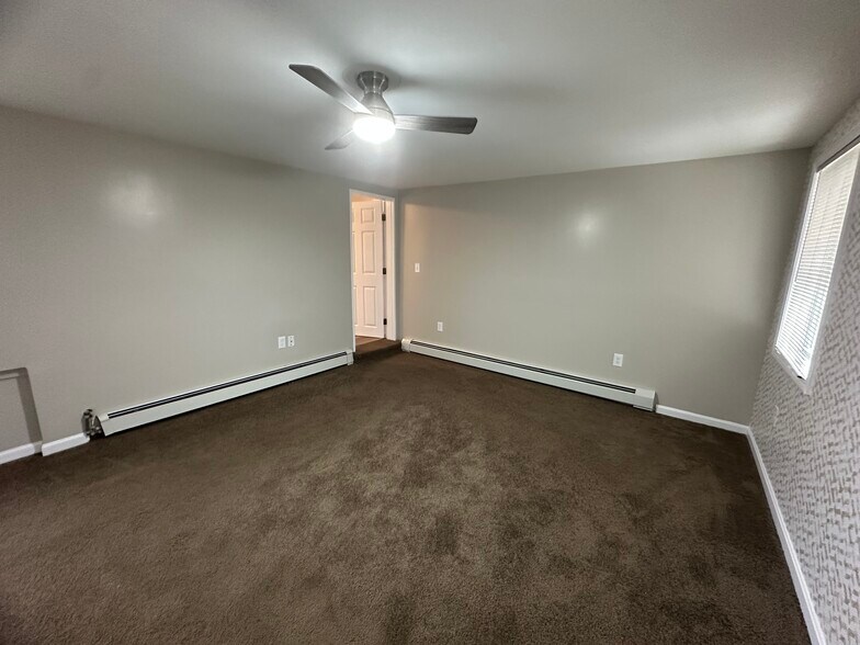 Building Photo - 17 Central St