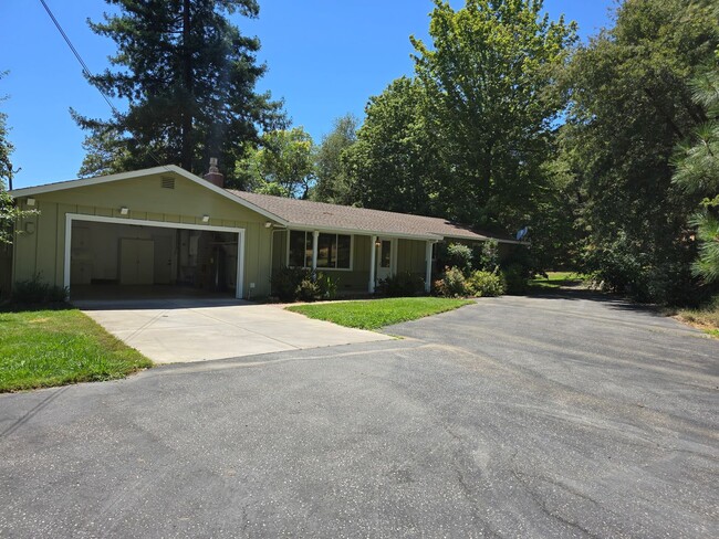 Building Photo - Beautiful Single Story Home