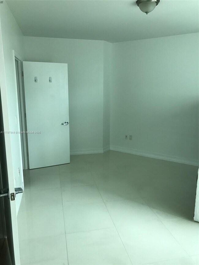 Building Photo - 350 S Miami Ave