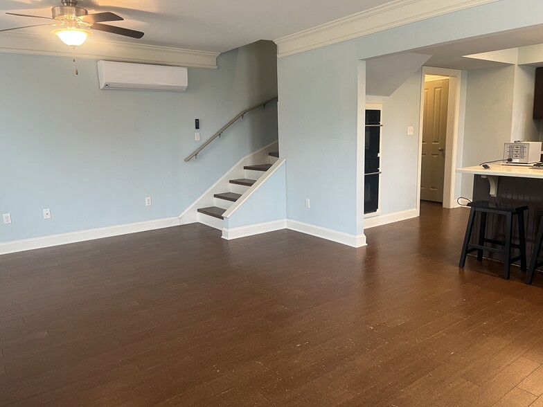 Building Photo - 400 Warner Ave