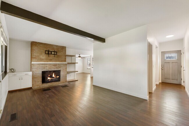 Building Photo - Spacious 5 Bedroom with Huge yard and 3 fireplaces
