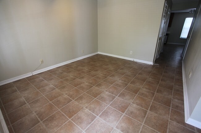 Building Photo - 2 Bed, 2 Bath Apartment – Close to Shoppin...