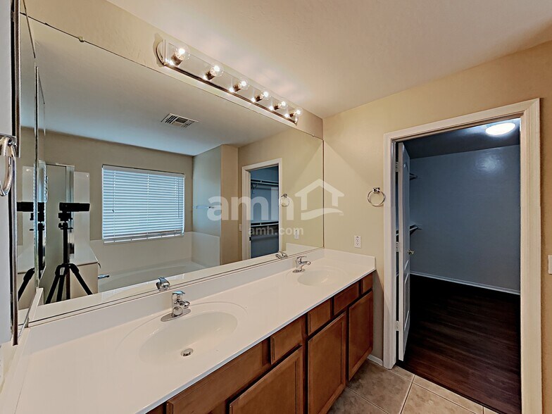 Building Photo - 17015 W Ipswitch Way