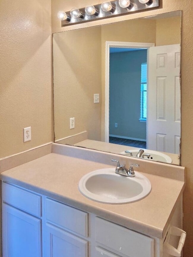 Building Photo - Lovely 2-story | 3-bedroom | 2.5-bath duplex | Cul-de-sac | Side yard | Great location!