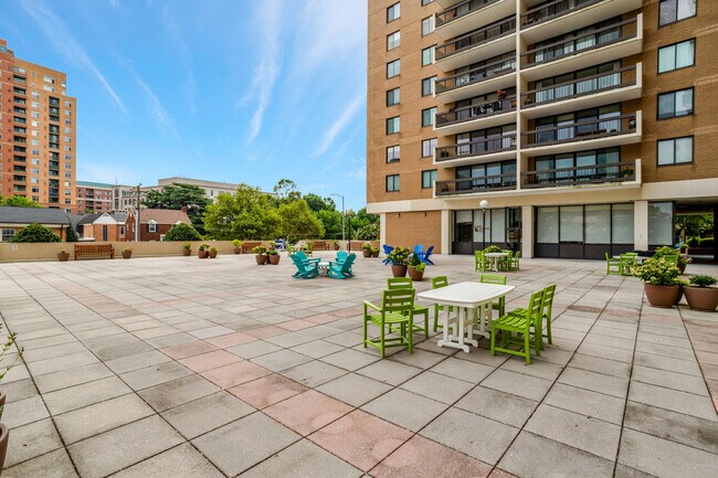 Building Photo - 3800 Fairfax Dr