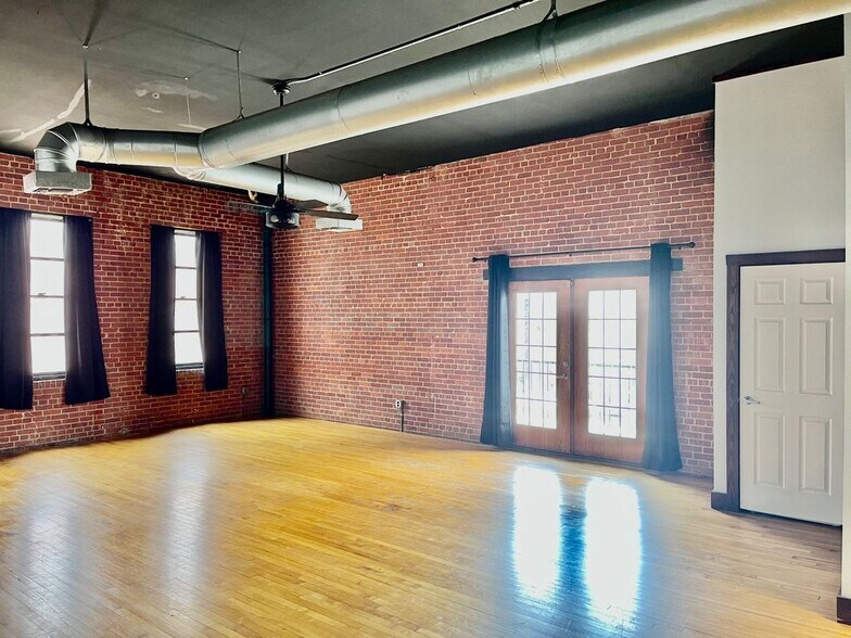 Building Photo - 115 E Tyler St