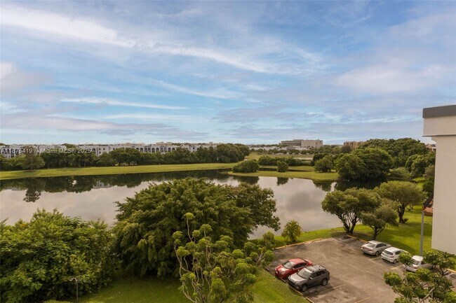 Building Photo - 9682 Fontainebleau Blvd