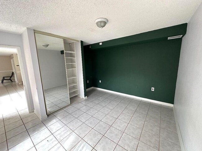 Building Photo - 1006 10th Ln