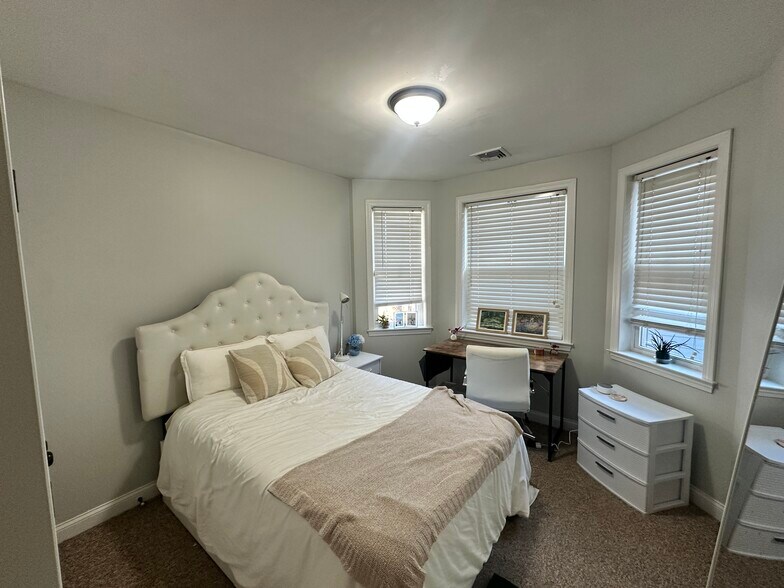 Building Photo - 99 Hillside St