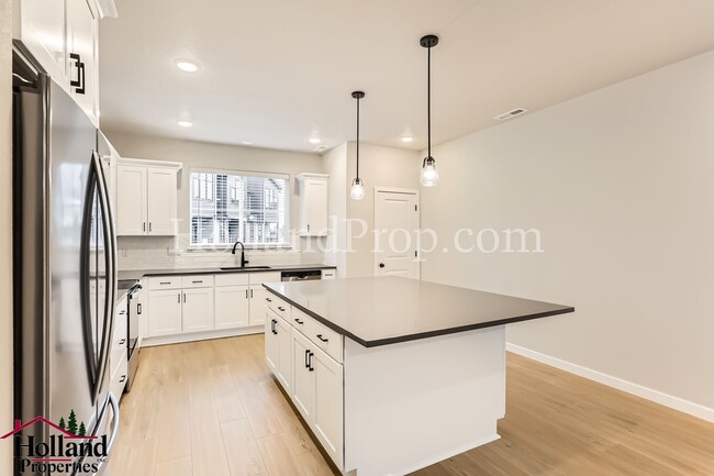 Building Photo - Stunning 2-Bedroom, 2.5-Bath Apartment wit...