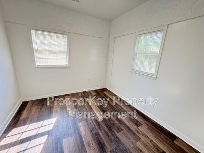 Building Photo - 4617 Rosemont Dr