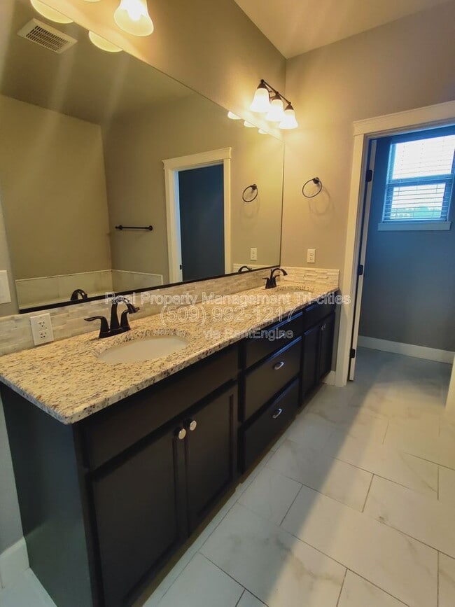 Building Photo - 4801 Pinehurst Dr