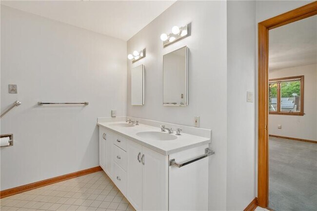 Building Photo - 1301 Grandview Ave