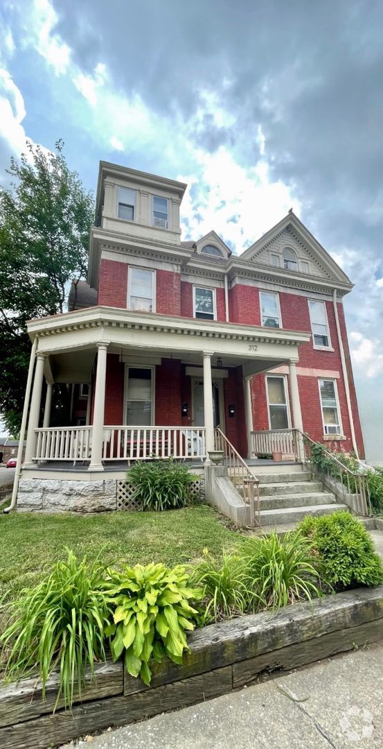 Building Photo - THREE 2 BEDROOM APARTMENTS IN THIS BUILDIN...