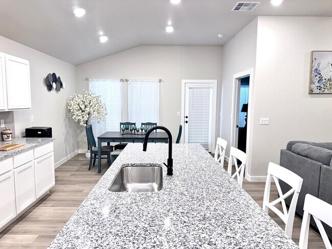 Building Photo - 2944 Hidalgo Ave