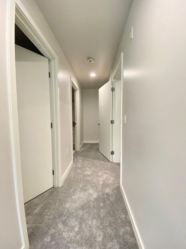 Building Photo - Spacious Seattle Condo - $2,000