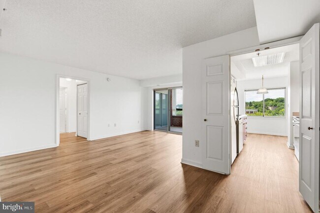 Building Photo - 2151 Jamieson Ave